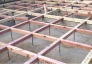 建物の床をささえる『床束(ゆかづか)』という支持材に、サビやシロアリを寄せ付けない鋼製の床束を採用しているため、従来品に比べ床構造の耐久性を向上させています。