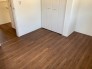 2階洋室5.4帖。白と濃い木目の床はシンプルなデザインなので家具も合わせやすいですね（3号棟）
